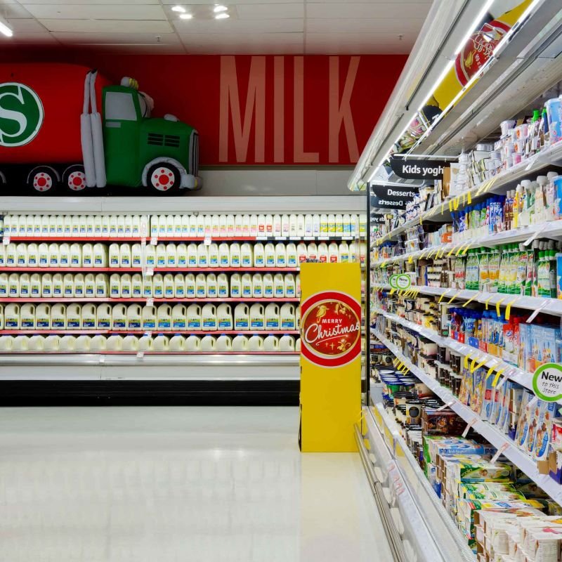C'è differenza tra scaffali in legno e scaffali in metallo nei supermercati?