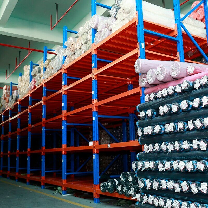 Quali scaffalature da magazzino sono adatte all'industria dell'abbigliamento?
