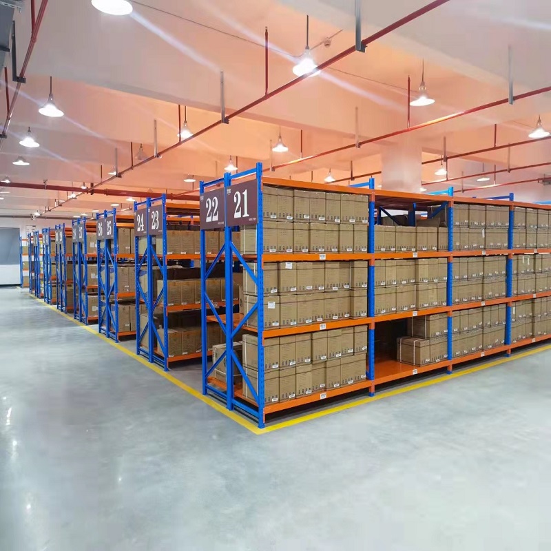 Come le aziende manifatturiere utilizzano gli scaffali di stoccaggio per migliorare l'efficienza logistica dello stoccaggio